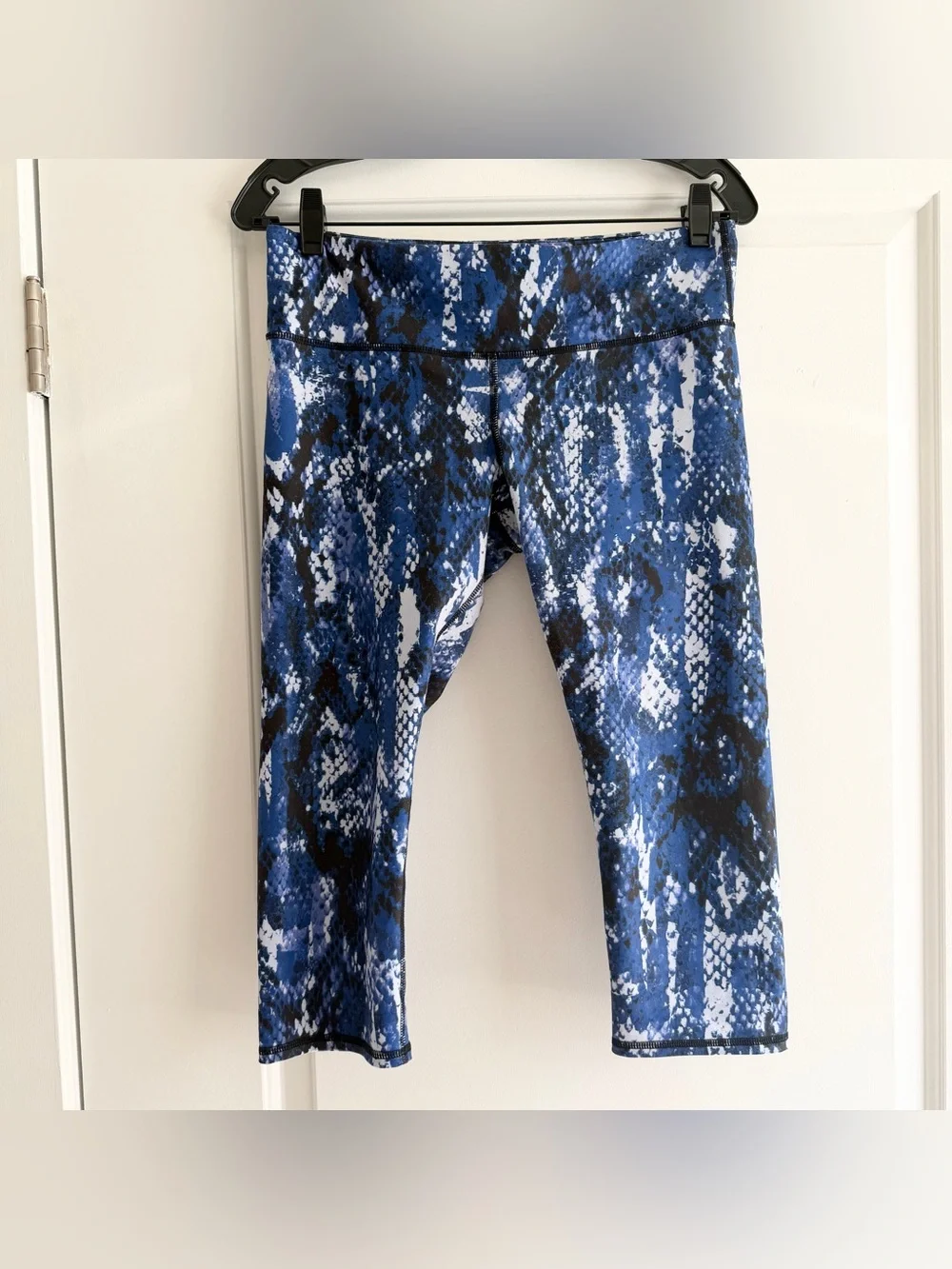 ALO Yoga Blue, Black and White Snakeskin Printed Capri Leggings